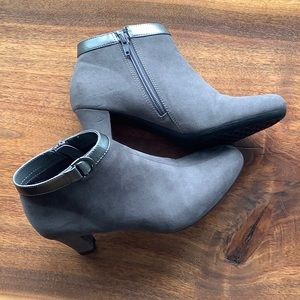 A2 Heelrest by Aerosoles